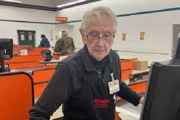 91 வயதில் ஓய்வு பெற்ற மூதாட்டிக்கு குவிந்த உதவிகள் | Grocery Cashier Retirement Gofundme Betty Glover