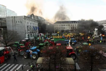 பாரிஸை அடுத்து பிரஸ்ஸல்ஸ் மீது திரும்பிய வேளாண் மக்களின் கோபம்: டிராக்டர்களால் ஸ்தம்பித்த தெருக்கள்