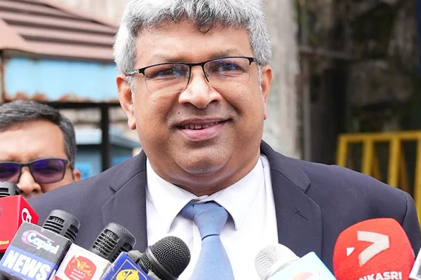 மனித புதைகுழிகள் தொடர்பில் முறைப்பாடளிக்குமாறு அரசாங்கம் வலியுறுத்து! | Justice Minister Inspects Mass Grave Sites