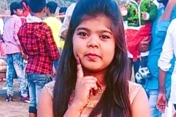 கொடூரம்... இளம் பெண்ணை அடித்து கொன்று பாலத்தில் தொங்க விட்ட குடும்பத்தினர்..! என்ன நடந்தது? தாய் பகீர் தகவல்