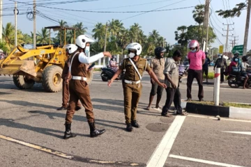 வீதியைக் கடக்க முற்பட்டவருக்கு நேர்ந்த கதி ; கார் சாரதி கைது