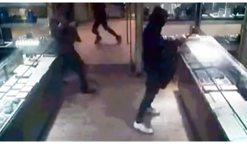 கனடாவில் தும்பு தடியைக் கொண்டு நகை கொள்ளையை தடுத்த நபர்