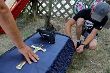 புதைக்கப்பட்ட உடல்களை தோண்டியெடுக்கும் உக்ரைன் மக்கள்! ஏன் தெரியுமா?