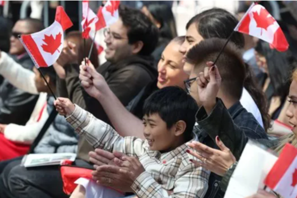 கனடாவின் மக்கள்தொகையில் வரலாறு காணாத அளவில் வீழ்ச்சி: பின்னணியில் புலம்பெயர்தல் | Canada Population Drops By Temporary Residents கனடாவின் மக்கள்தொகையில் வரலாறு காணாத அளவில் வீழ்ச்சி: பின்னணியில் புலம்பெயர்தல் | Canada Population Drops By Temporary Residents