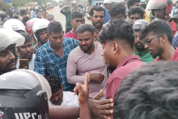 எரிபொருள் நிரப்பு நிலையத்தில் மதகுரு மீது காவல்துறை பொறுப்பதிகாரி தாக்குதல் - வீதியை மறித்து மக்கள் ஆர்ப்பாட்டம்.