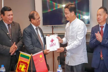 மாணவர்களுக்கு சீன அரசின் அன்பளிப்பு : கல்வி அமைச்சரிடம் கையளிப்பு