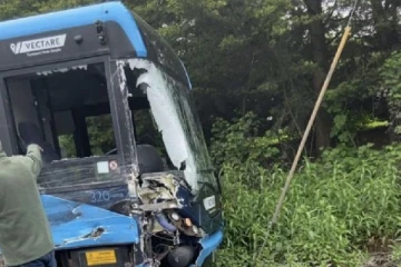 பிரித்தானியாவில் பயங்கர பேருந்து விபத்து: 10 பேர் வரை படுகாயம்