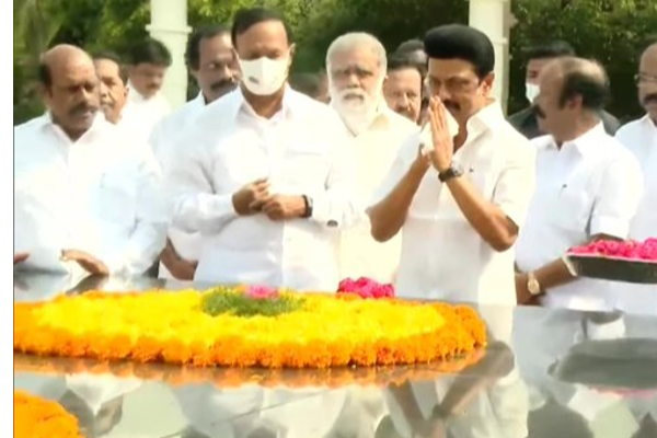 ஆட்சியமைத்து ஓராண்டு நிறைவு - அண்ணா, கருணாநிதி நினைவிடத்தில் மு.க.ஸ்டாலின் மரியாதை - தமிழ்நாடு