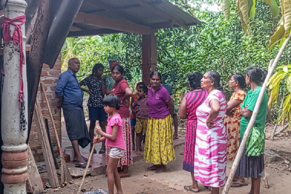 மின்னல் தாக்கி வீடு தீப்பிடித்ததில் வீட்டு உபகரணங்கள் சிதைவு! | Lightning Struck The House Setting It On Fire