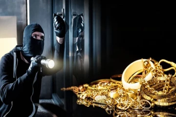 உறங்கிக் கொண்டிருந்த பெண்ணை தாக்கி நகைகள் கொள்ளை