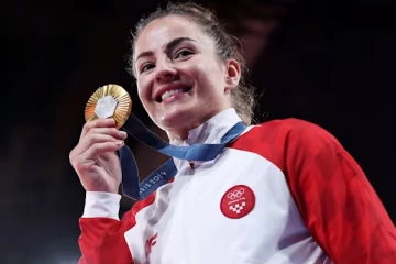 ஒலிம்பிக்கில் தங்கம் வென்ற வீராங்கனையின் தந்தை கைது