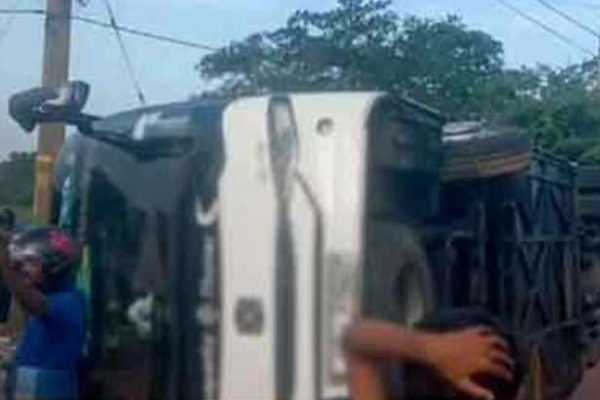 திருகோணமலை சென்ற சொகுசு பேருந்து கோர விபத்து; பலர் காயம் | Bus En Route To Trincomalee Met With An Accident