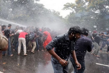 மீண்டும் தலைநகரில் வெடிக்கும் போராட்டங்கள்: சற்றுமுன்னர் நாடாளுமன்றத்திற்கு அருகில் பதற்றம்!