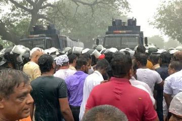 கொழும்பில் பதற்றம்! ஆர்ப்பாட்டக்காரர்கள் மீது கண்ணீர்ப்புகை பிரயோகம் (Live)