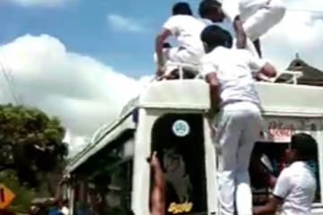 බස් රථ වල වහලවල් මත, ඩිකියවල් තුළ ගුලිවී, දිවි පරදුවට තබා පාසල් යන සිසුන්...(VIDEO)