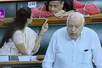 மக்களவியில் அரட்டை ,பெண் எம்.பி.யுடன் அரட்டை அடித்த காங்கிரஸ் எம்.பி வைரலாகும் வீடியோ