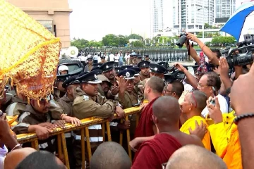 ඥානසාර හිමි වෙනුවෙන් මහ සඟරුවන ජනාධිපති ලේකම් කාර්යාලය අසලට - අවට දැඩි ආරක්ෂාවක්