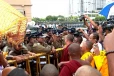 ඥානසාර හිමි වෙනුවෙන් මහ සඟරුවන ජනාධිපති ලේකම් කාර්යාලය අසලට - අවට දැඩි ආරක්ෂාවක්