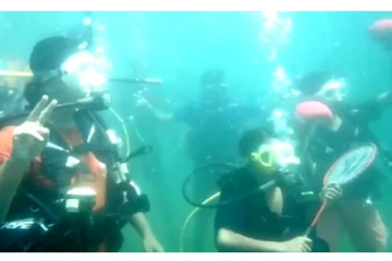 ஒலிம்பிக்கில் பதக்கம் வென்றவர்களுக்காக கடலுக்கு அடியில் வித்தியாச வாழ்த்து