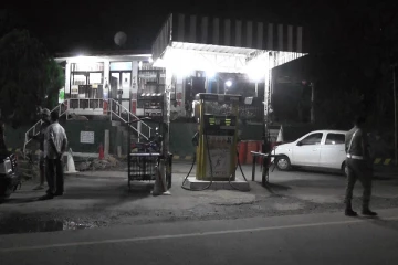 ඉන්ධන පිරවුම්හලක් අසල සිදුවු ගුටි කෙළිය, පොලිසියෙන් හමාර විම...(VIDEO)