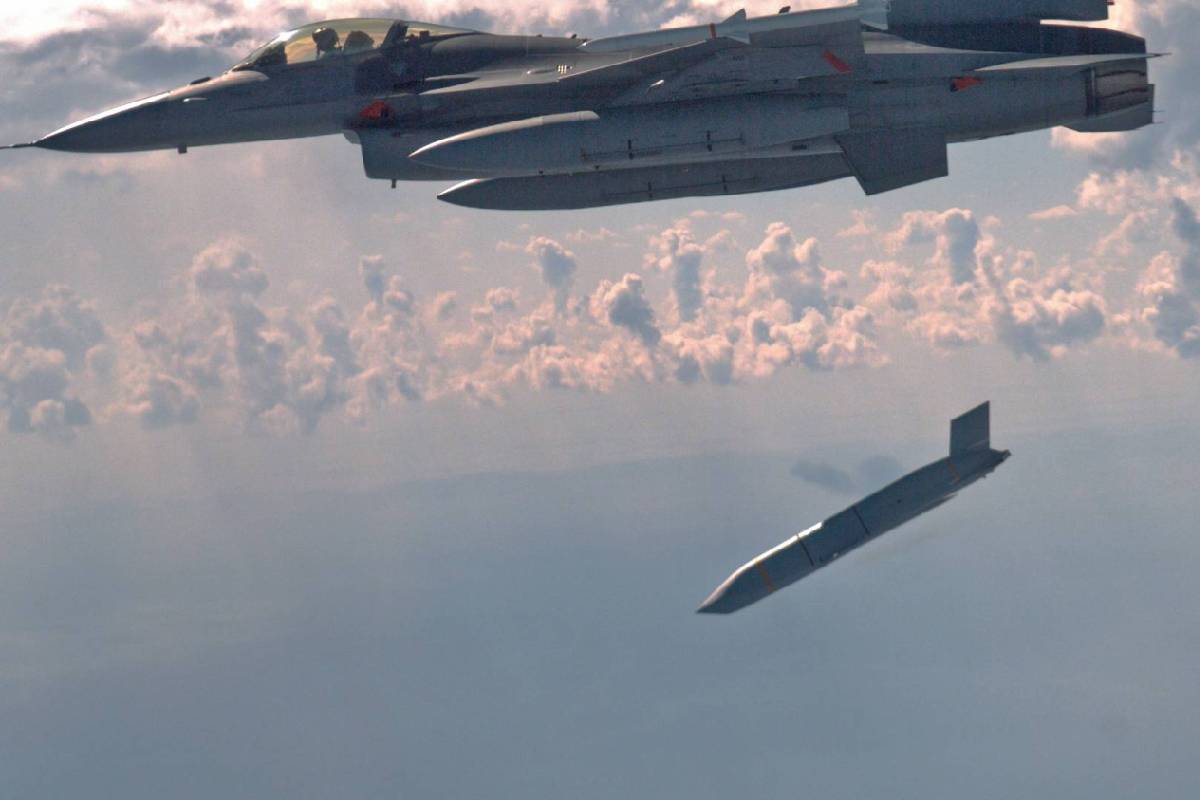 ஈரானை நோக்கி JASSM ஏவுகணைகள் - மோசமான தாக்குதலுக்கு தயாராகும் அமெரிக்கா | Us Deploys Most Of Jassm Er Missile To Iran War