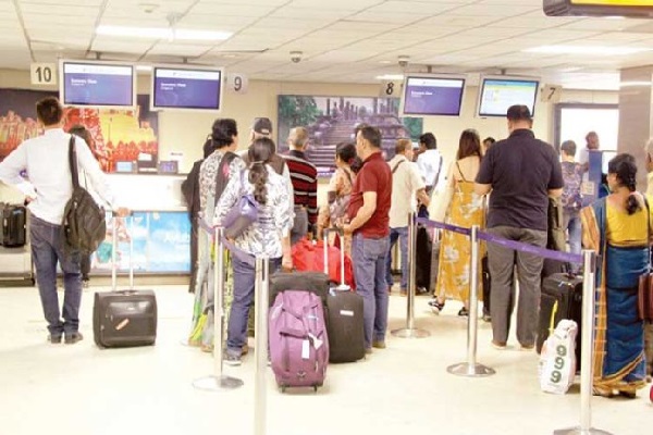 இலங்கையில் நாளொன்றுக்கு நாட்டைவிட்டு வெளியேறும் 15 ஆயிரம் பேர் | 15000 People Leave The Country Per Day