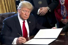 இறுதியாக டிரம்ப் எடுத்த நல்ல முடிவு! 14 மில்லியன் அமெரிக்கர்களுக்கு கிடைக்கவுள்ள சலுகை