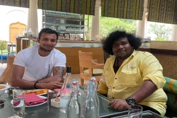 கிரிக்கெட் வீரர் நடராஜனுக்கு சர்ஃப்ரைஸ் கிப்ட் கொடுத்த யோகி பாபு- வைரல் புகைப்படம்!