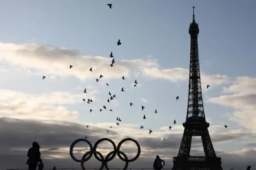 தங்க நிறத்திற்கு மாறும் ஈபிள் கோபுரம்: ஒரு சுவாரஸ்ய தகவல்