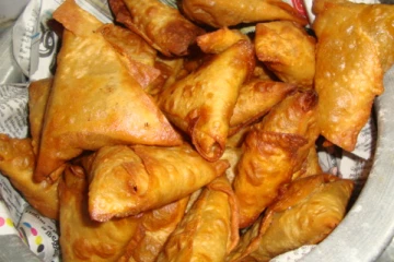 மொறு மொறு  முட்டை சமோசா கோதுமை மாவில் செய்யலாம்.... சூப்பர் ஐடியா! எப்படி தெரியுமா?