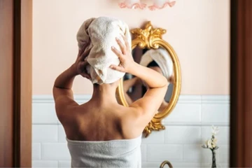 குளித்த உடனேயே துண்டை போர்த்திக்கொள்ளாதீர்கள்! இந்த பிரச்சினையை ஏற்படுத்துமாம்