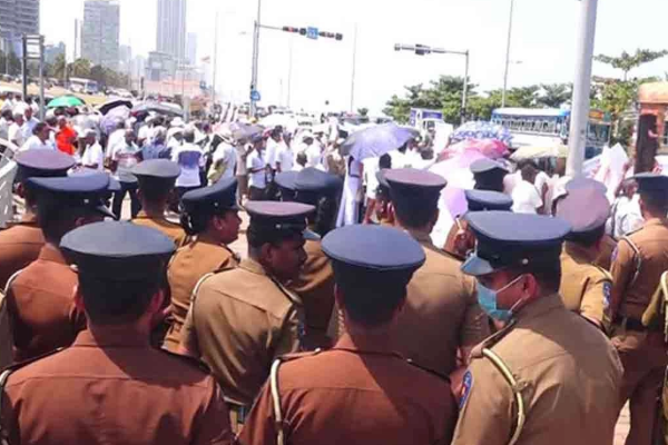 ஓய்வுபெற்ற அரச அதிகாரிகளின் போராட்டம் ; காலிமுகத்திடல் பகுதியில் போக்குவரத்துக்கு பாதிப்பு | Gove Officials Protest Galle Face Traffic Affected