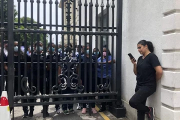 හිරුණිකා හදිසියෙම කාටද මේ බනින්නෙ...  අලුතින්ම පලකල ෆේස්බුක් සටහන