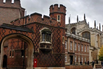 இங்கிலாந்தில் பள்ளி அருகே துப்பாக்கியுடன் நடமாடும் மாஸ்க் அணிந்த மர்ம நபர்: மீண்டும் வரலாம் என்பதால் அச்சம்