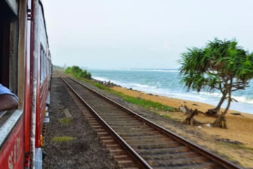 දුම්රියේ හවස ගෙදර යන ඔබට විශේශ පණිවිඩයක්