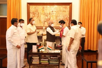 தமிழகத்தில் ஆட்சியமைக்க ஆளுநரைச் சந்தித்தார் மு.க ஸ்டாலின்