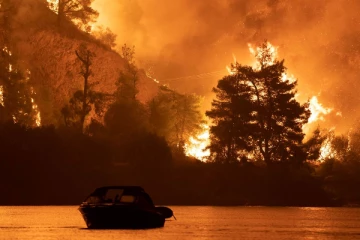கிரீஸில் கட்டுக்கடங்காமல் பரவும் காட்டுத்தீ: தீயணைப்பு வீரர் மரணம், ஆயிரக்கணக்கானோர் வெளியேற்றம்