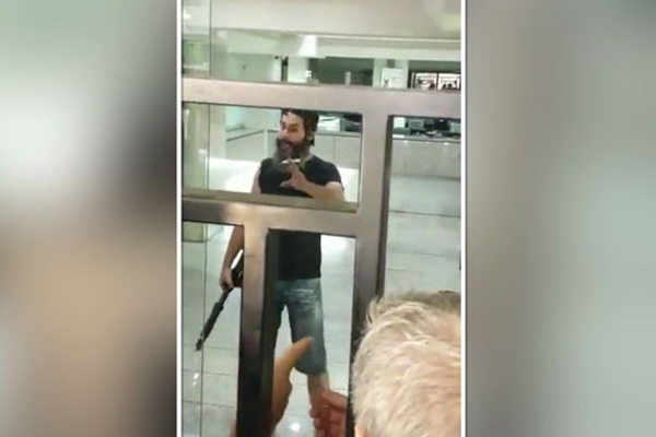 துப்பாக்கியுடன் வங்கிக்குள் புகுந்த நபரால் பரபரப்பு! | The Person Who Entered The Bank A Gun A Stir