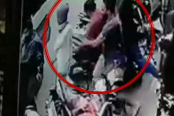 தனிப்பட்ட தகராறு - கடத்தப்பட்ட திரைப்பட இயக்குனர்..! | Kidnapped Film Director