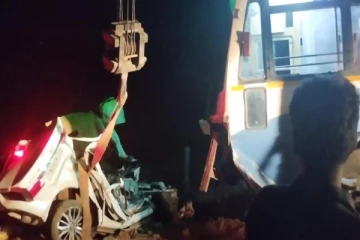 60வது திருமண நாள்; அரசு பேருந்து மீது கார் மோதி விபத்து - 3 மாத குழந்தை உட்பட 5 பேர் பலி!