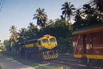 ධාවනය වෙමින් තිබූ දුම්රියේ එන්ජිම ගැලවී ගිය අයුරු කැමරාවක සටහන් වෙයි - (CCTV VIDEO)