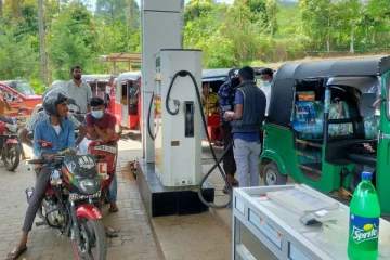 எரிபொருள் நிரப்பு நிலையங்களுக்கு அருகில் நீண்ட வரிசையில் வாகனங்கள் (VIDEO)