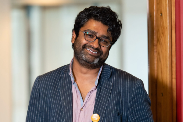 இலங்கைத் தமிழ் தம்பதியரின் மகனுக்கு பிரித்தானியாவில் கிடைத்துள்ள உயரிய விருது | Srilankan Tamil Vidyan Receivde Uk Forward Prize இலங்கைத் தமிழ் தம்பதியரின் மகனுக்கு பிரித்தானியாவில் கிடைத்துள்ள உயரிய விருது | Srilankan Tamil Vidyan Receivde Uk Forward Prize