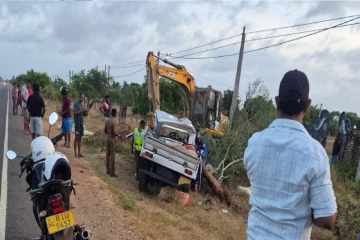 யாழ்ப்பாணம் பயணித்த வாகனம் வவுனியாவில் கோர விபத்து; இருவர் பலி !