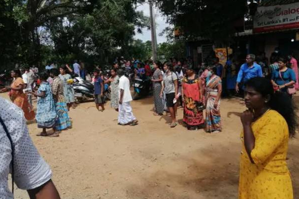 வவுனியாவில் பாரிய சோக சம்பவம்: ஆத்திரத்தில் வீதியில் ஒன்று திரண்ட கிராமமக்கள் | Vavuniya Accident Father Son Death Arrest Police வவுனியாவில் பாரிய சோக சம்பவம்: ஆத்திரத்தில் வீதியில் ஒன்று திரண்ட கிராமமக்கள் | Vavuniya Accident Father Son Death Arrest Police