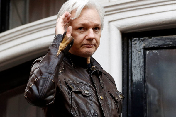 இரகசிய இடத்தில் மலர்ந்த காதல்: சிறைக்குள் விக்கிலீக்ஸ் ஜூலியன் அசாஞ்சேவுக்கு திருமணம்! | London Prison Love Marriage Julian Assange Editor