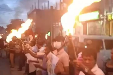 தீப்பந்தங்களை ஏந்தியவாறு கொழும்பில் ஆர்ப்பாட்டம்(Video)