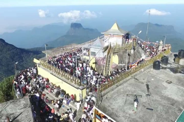 சிவனொளிபாதமலைக்கு யாத்திரை சென்ற பிக்குவின் அநாகரிக செயல்! சோதனையிட்ட பொலிஸாருக்கு அதிர்ச்சி