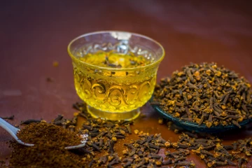 தூங்குறதுக்கு முன்னாடி கிராம்பை வெந்நீரில் கலந்து குடிச்சு பாருங்க....இந்த நன்மைகள் எல்லாம் உங்களை வந்து சேருமாம்!