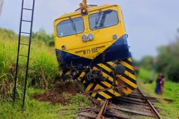 பிறிமா மாவுகளை ஏற்றுவதற்காக சென்ற கடுகதி புகையிரதம் ஒன்று தடம்புரள்வு! (Video)